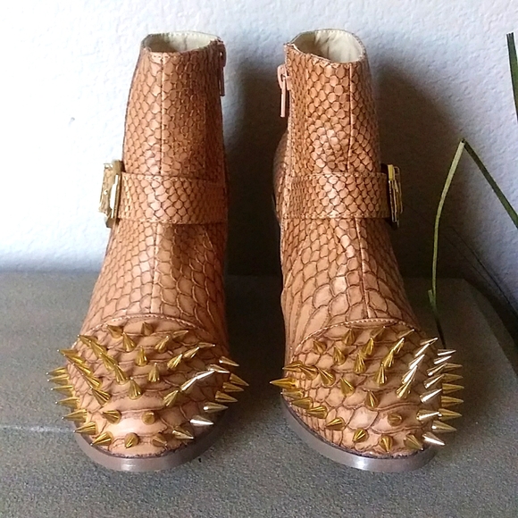 NWOB Liliana Steampunk Faux Snake Gold Spike Zip Ankle Boots. 7.5M - Picture 4 of 10